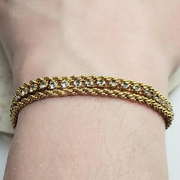 Vintage Gold-Toned Rhinestone Chain Bracelet with Secure Clasp – Elegant & Sparkling